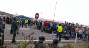 Agricultores cortan la A7 durante su protesta