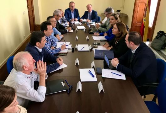 La Mesa del Agua de Almería expone a la consejera Crespo las necesidades para este año