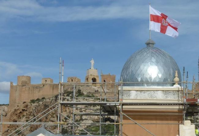 Ya brilla restaurado el cupulín que corona la torre del reloj de la Casa Consistorial