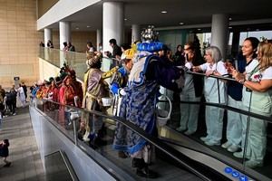 Los Reyes Magos llevan alegría a mayores y niños en Almería