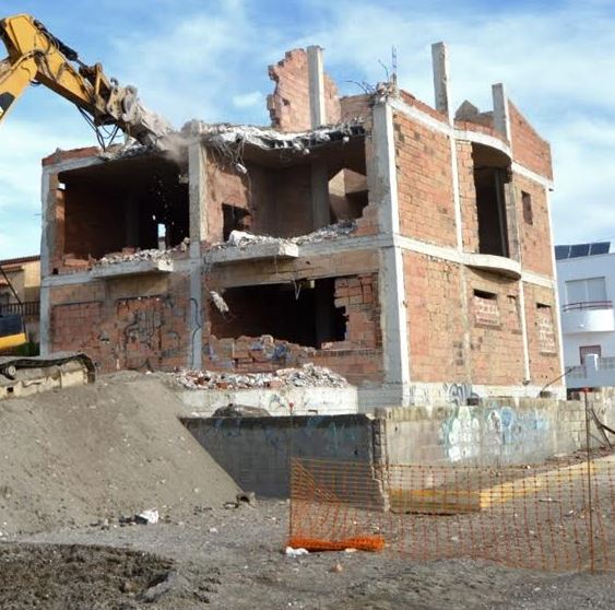 Demolición de una vivienda ilegal 25 años después de su construcción en la costa de Balanegra