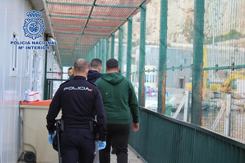 Dos detenidos por trasladar en patera a 16 personas de Argelia a Almería