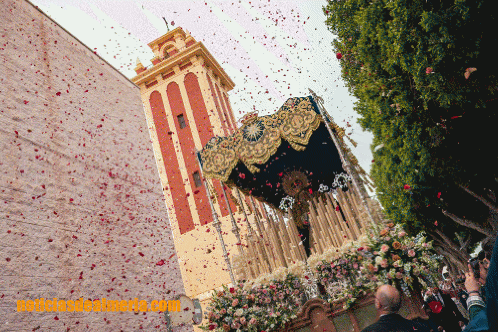 La alcaldesa de Almería realiza las levantás de la Borriquita y la Estrella