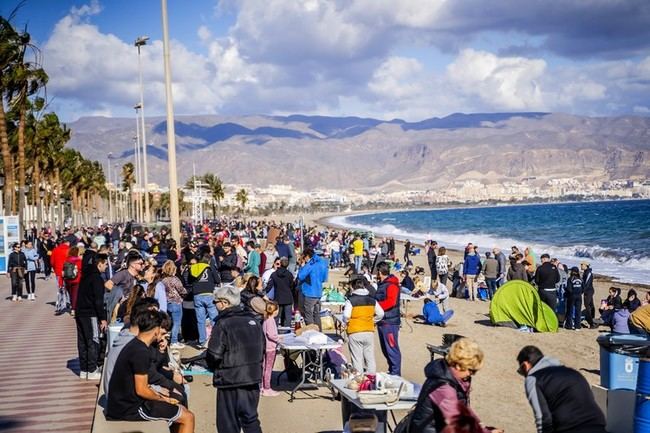 Masivas celebraciones de Moragas en las playas de Roquetas de Mar