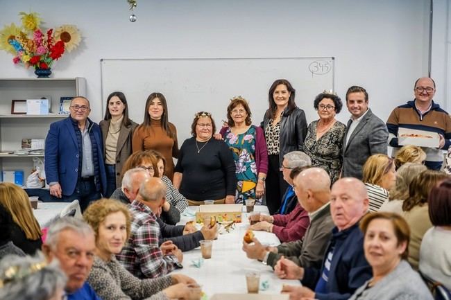 Roquetas de Mar celebra el reparto de roscón de reyes para mayores