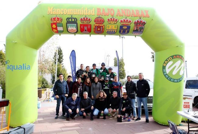 Juansa Díaz gana en los metros finales el primer Duatlón Cros de Benahadux