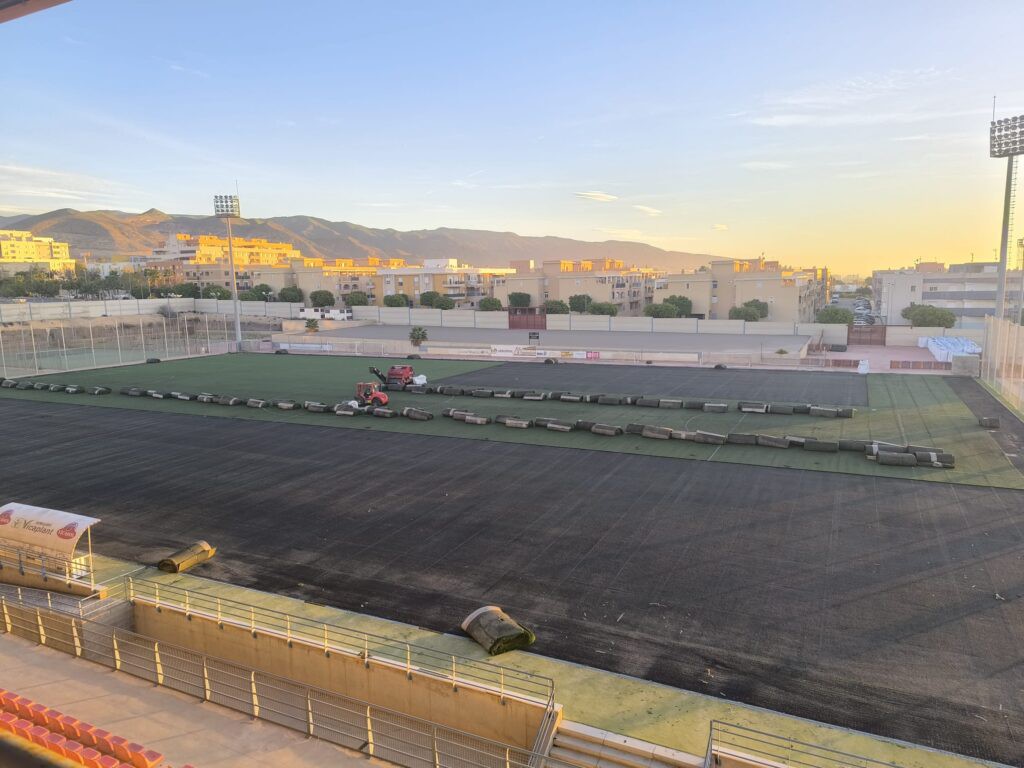 Obras para renovar el césped del campo de fútbol en Cabañuelas