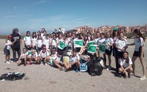 Voluntarios del SEK Alborán limpian Punta Entinas