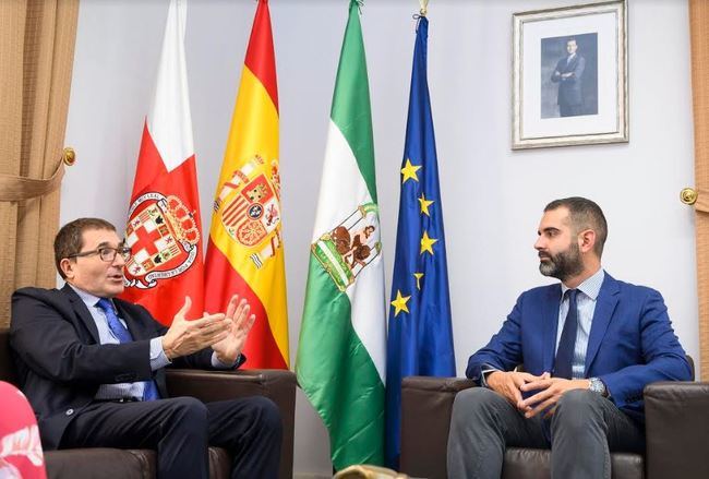 El alcalde recibe al embajador de Eslovaquia de visita en Almería