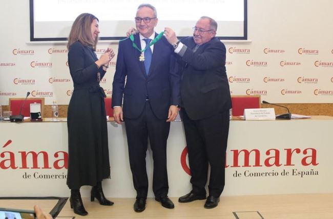 Francisco Martínez-Cosentino recibe la Encomienda de la Orden de la Cámara de España