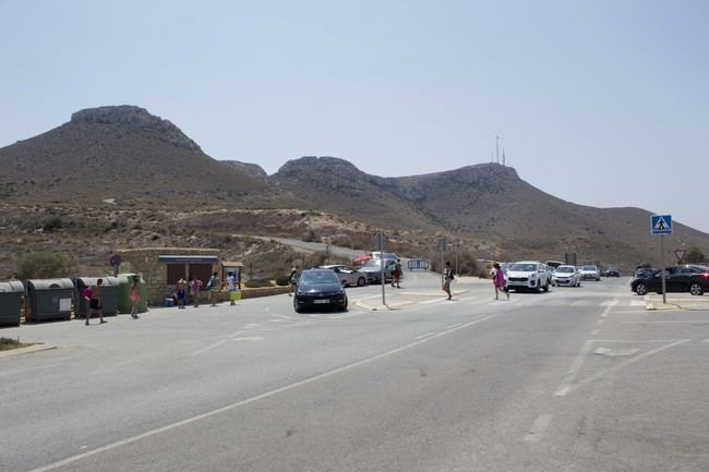 Carboneras quiere conocer el perfil del visitante de la Playa de los Muertos