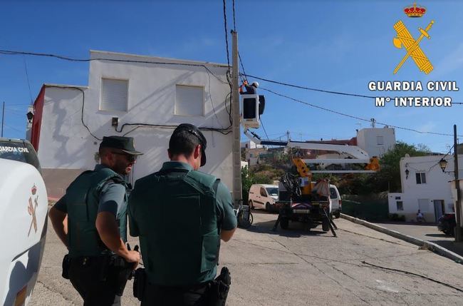 Un detendido por 70 enganches ilegales de luz y una plantación de marihuana