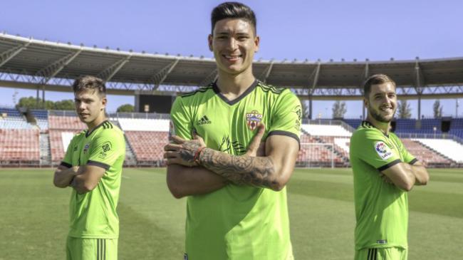 El Almería estrenará la nueva equipación verde en El Molinón