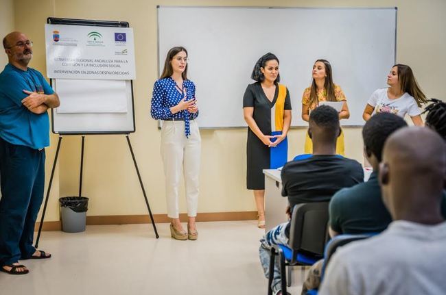 ERACIS entrega a60 personas diplomas de talleres ‘Conecta tu barrio’