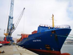 Cosentino bate récords en el Puerto de Almería con el portacontenedores Mistral