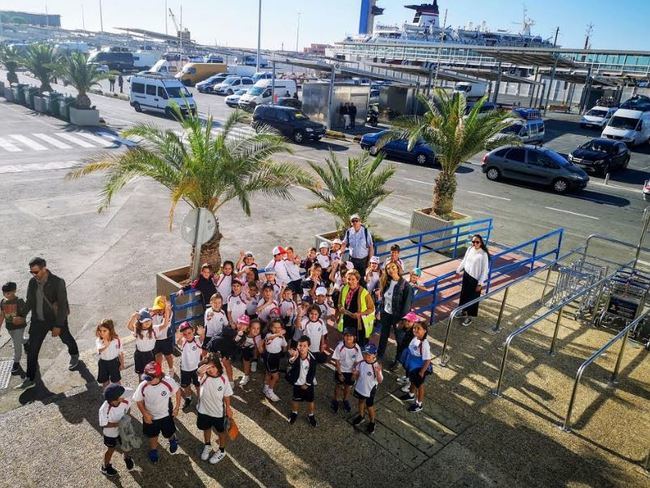 Alumnos del colegio Sek Alborán de El Ejido visitan el Puerto de Almería