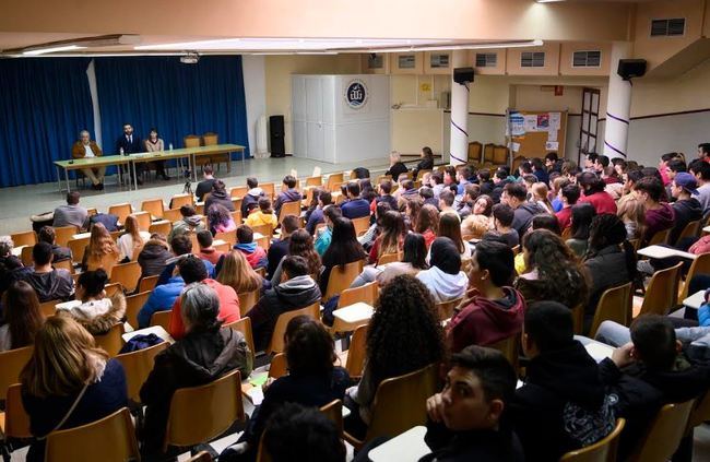 El alcalde conversa sobre la Constitución y la actualidad almeriense con estudiantes del IES Al Andalus