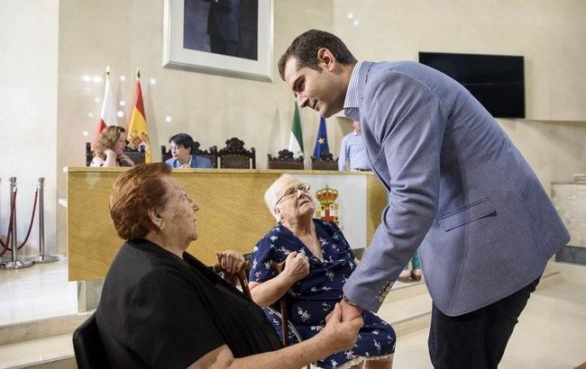 El alcalde impone el Escudo de Oro de la Ciudad a Araceli Nieto 'La Kika' y a Isabel Simón