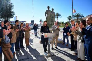 Almería rinde homenaje a las familias pescadoras con una escultura en Pescadería
 