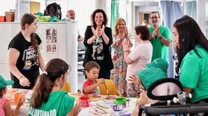 La alcaldesa visita las escuelas de verano de Verdiblanca y Astea