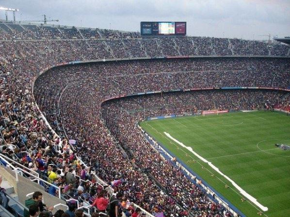 Apasionados al fútbol de todo el mundo, pendientes de Messi y el F. C. Barcelona