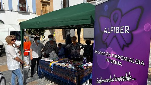 El alcalde de Berja visita el estand de la Asociación de Fibromialgia