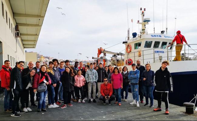 El IES Villa de Vícar y 30 estudiantes de seis países visitan la Lonja del Pescado