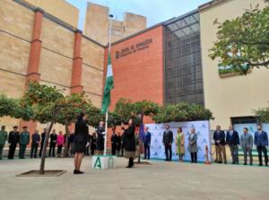 La alcaldesa iza la bandera de Andalucía con motivo del 4D