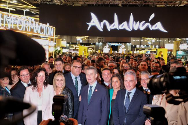 La alcaldesa de Almería acompaña a Núñez Feijóo en FITUR