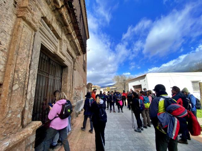 Medio centenar de excursionistas disfrutan de la bella ruta de las Acequias de Fondón