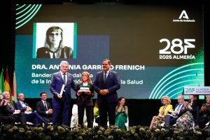 Antonia Garrido recibe la Bandera de Andalucía en Ciencia y Salud