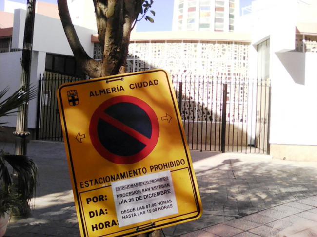 Vecinos de El Zapillo, hartos de procesiones