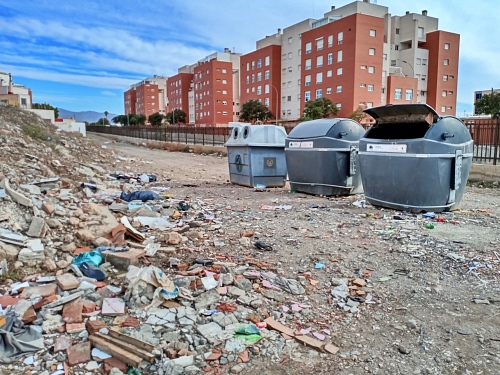 El PSOE denuncia basuras y escombros junto al Centro de Salud de Los Molinos