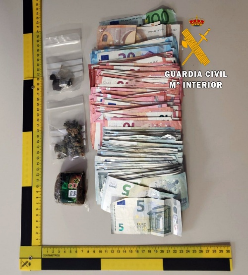 Detenido con hachís, marihuana y 3000 € en un doble fondo en el maletero de un vehículo en La Mojonera