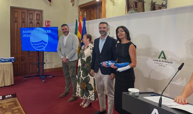 Níjar recoge las banderas azules de las playas de San José y de Agua Amarga