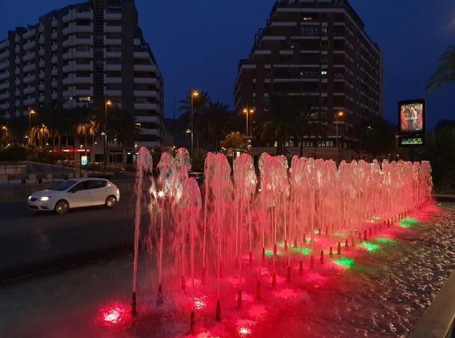 Rojo y amarillo en las fuentes de Almería