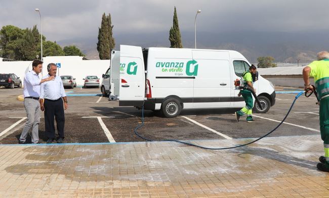 Las primeras maquinas incorporados al servicio de limpieza ya trabajan en El Ejido