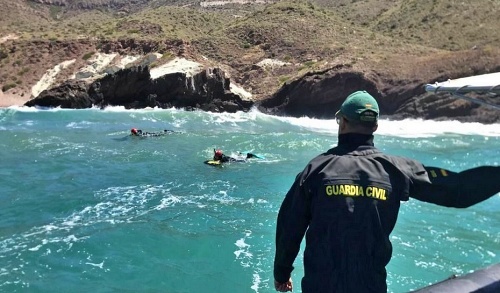 Hallan el cuerpo sin vida de una persona en el agua en una playa de Níjar