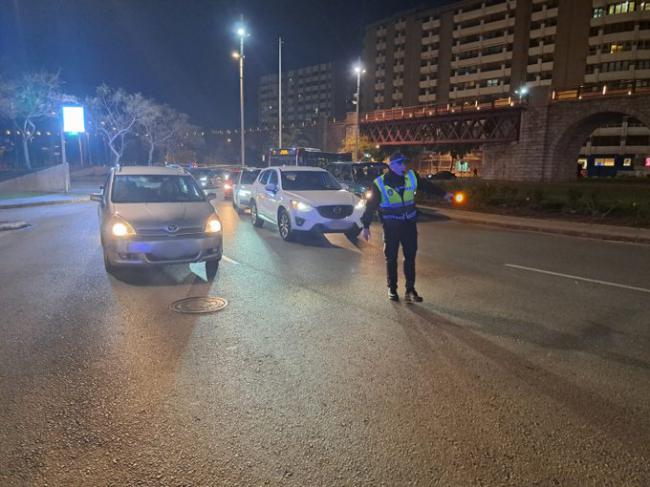 La Policía Local reabre al tráfico la Avenida Cabo de Gata por el temporal de viento