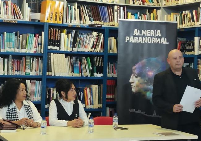 Juan Gómez Alcaide llena de magia la presentación de su último libro