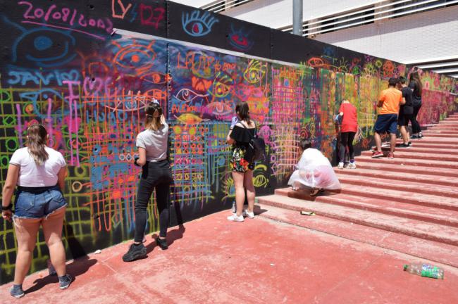 Estudiantes De Austria, Bulgaria, Hungría, Italia Y Rumania en el IES Villa De Vícar En Un Taller De Graffiti