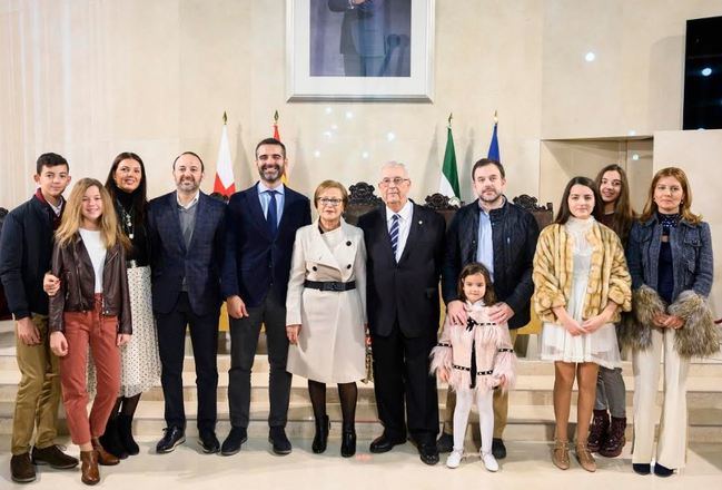 El alcalde impone el Escudo de Oro a Guillermo Blanes por su “visión de futuro”