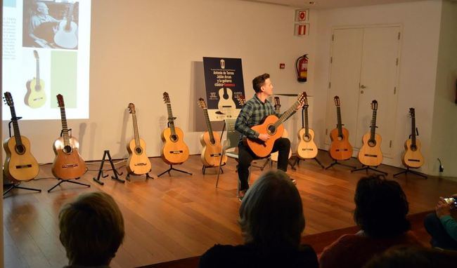 ‘Guitarreros Almerienses’ pone el cierre al Día Internacional del Flamenco