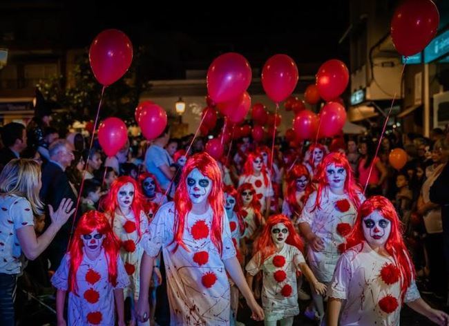 Miles de personas disfutan en Roquetas de Mar del terror de Halloween