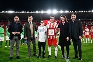 Buen fútbol y solidaridad en el emotivo homenaje al ‘eterno capitán’ José Ortiz Bernal