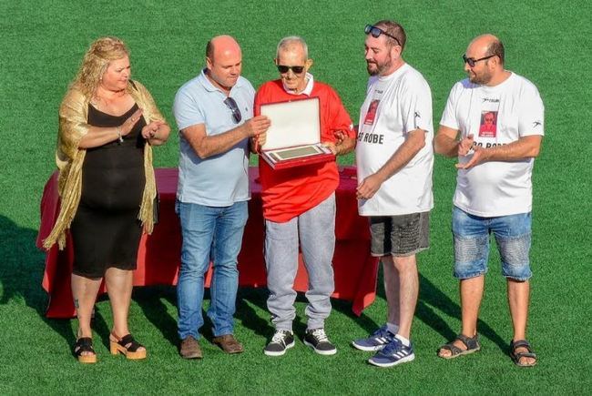 Partido de fútbol entre veteranos de Adra en homenaje a Arturo ‘el de los helados’