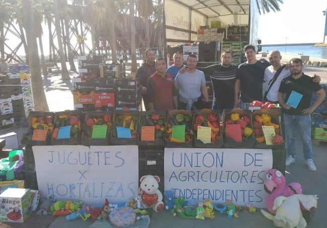 Unión de Agricultores Independientes cambia hortalizas por juguetes en Almería y Granada