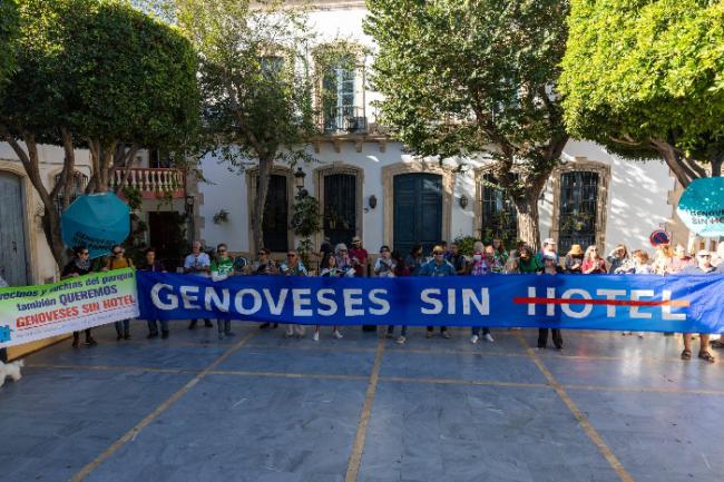 Cacerolada en Níjar contra hotel en Los Genoveses