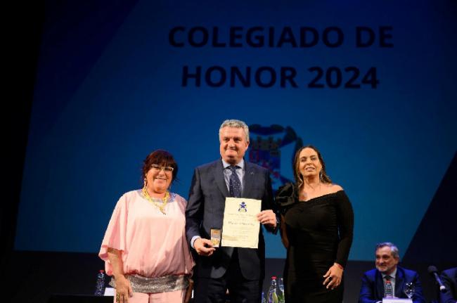 El delegado de Salud, distinguido por el Colegio Oficial de Enfermería de Almería