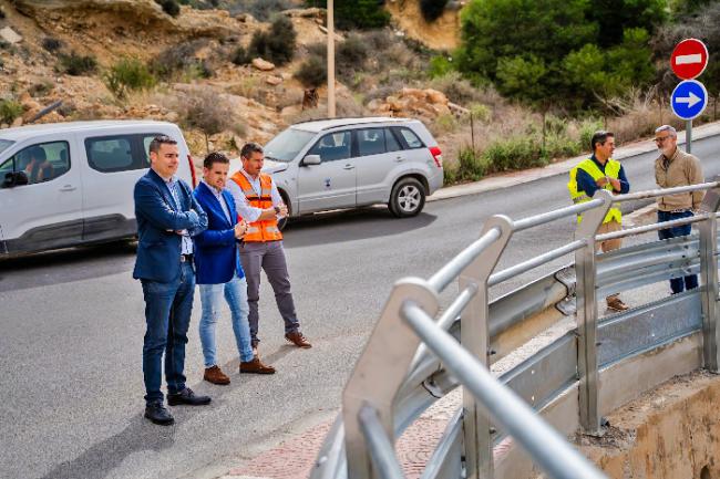 Ayuntamiento de Roquetas de Mar instala barandilla en calle Baqueira Beret